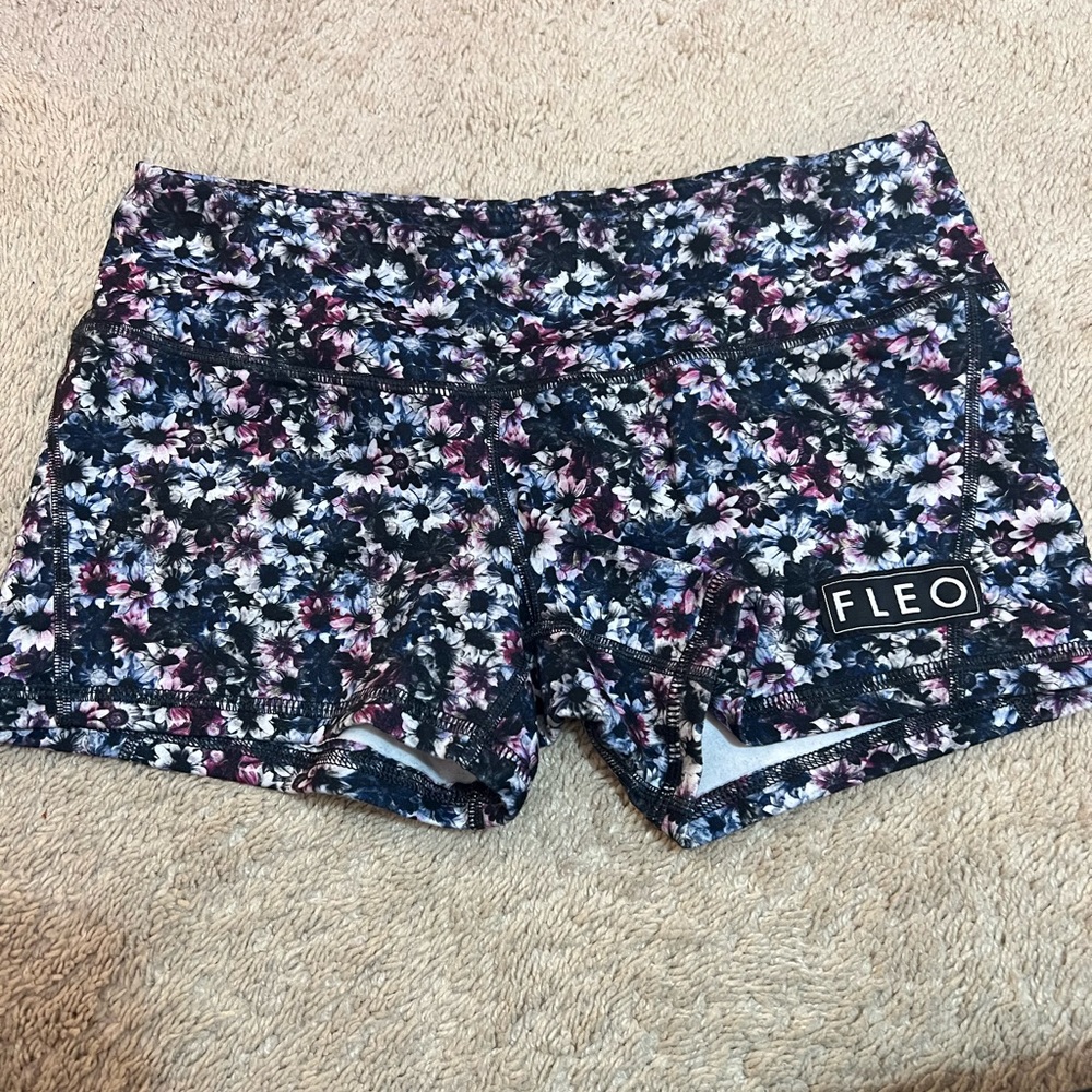 FLEO shorts size large 3.25” daisy power